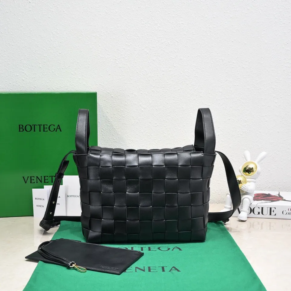Batch 2600 BottegaVeneta What can be packed in the new bowling bag? Have you got the new bowling bag? Super large capacity ~ The key is low-key, simple and casual style ~ the fashion sense is not reduced at all. It combines BV's classic woven elements and can also be used for computers. The length of the shoulder straps can be adjusted. It is suitable for tall girls to carry. Boys also have a sunny back☀️ Style number: 7466# Size: 28*21*16